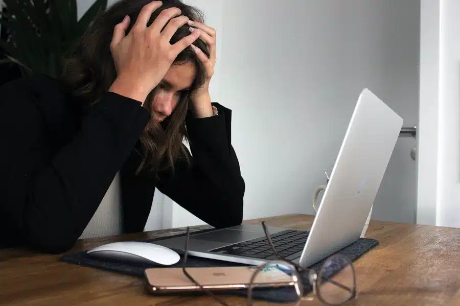 Seksuell trakassering på arbeidsplassen - ødeleggende for alle 15 Det finnes mange verbale og fysiske tegn på seksuell trakassering på arbeidsplassen