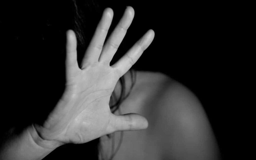 Person som skjuler ansiktet med hånden i en angstpreget situasjon – illustrerer fysiske og psykiske symptomer på angst