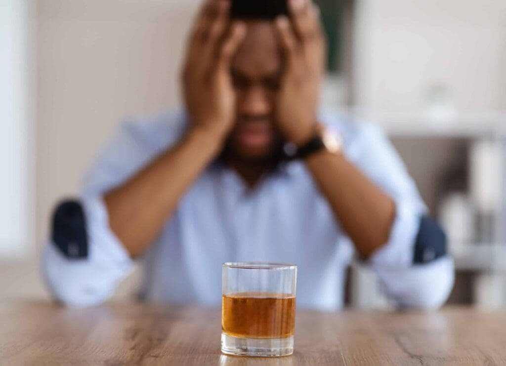 Hvordan slutte å drikke? Få hjelp i dag | terapivakten 24 Man som sliter med å slutte å drikke alkohol