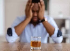 Man som sliter med å slutte å drikke alkohol